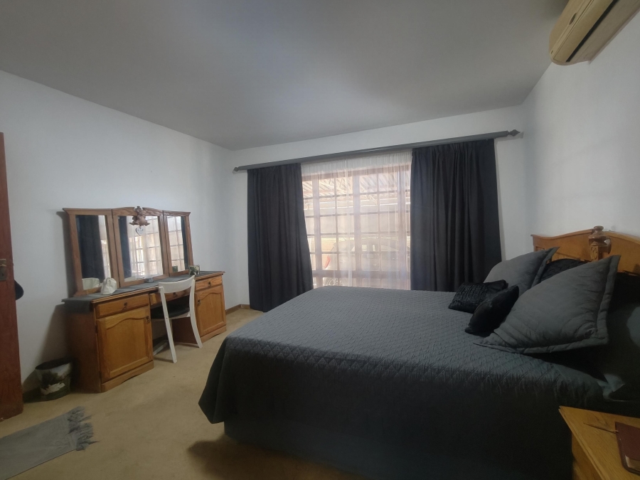 4 Bedroom Property for Sale in Oos Einde North West